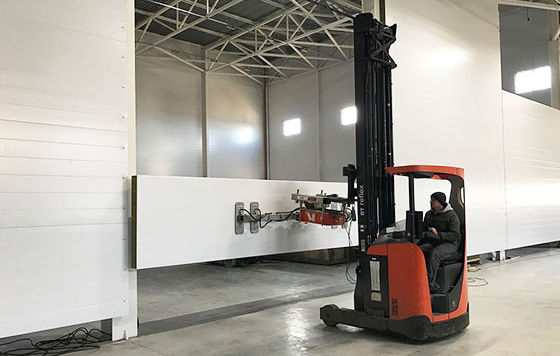 Монтаж сэндвич-панелей вакуумным захватом